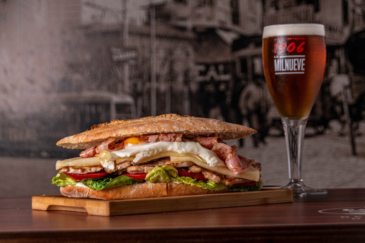 Sándwich con cerveza artesanal — fotografía profesional DOPA STUDIO