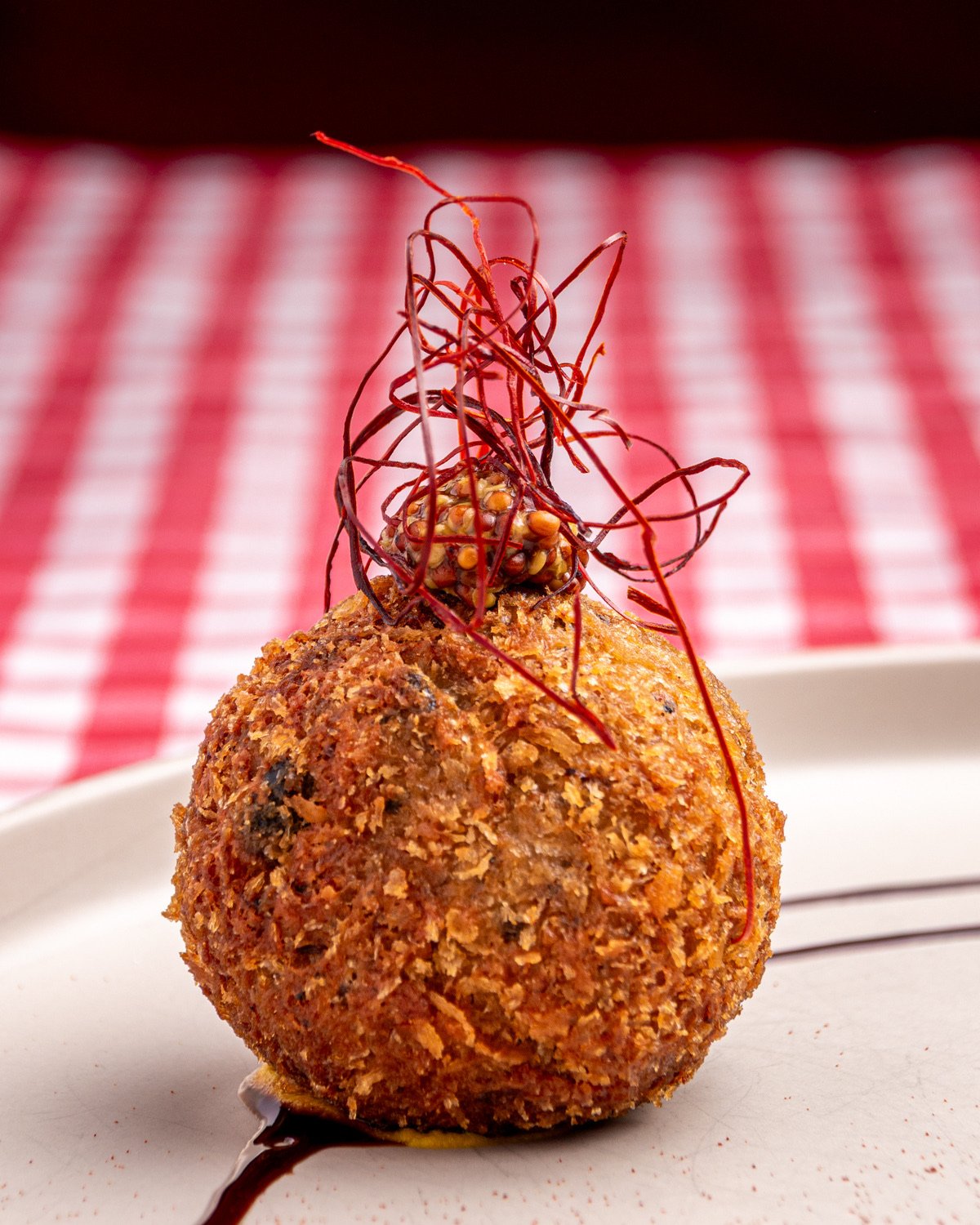 Croqueta con hilos de chili — fotografía profesional