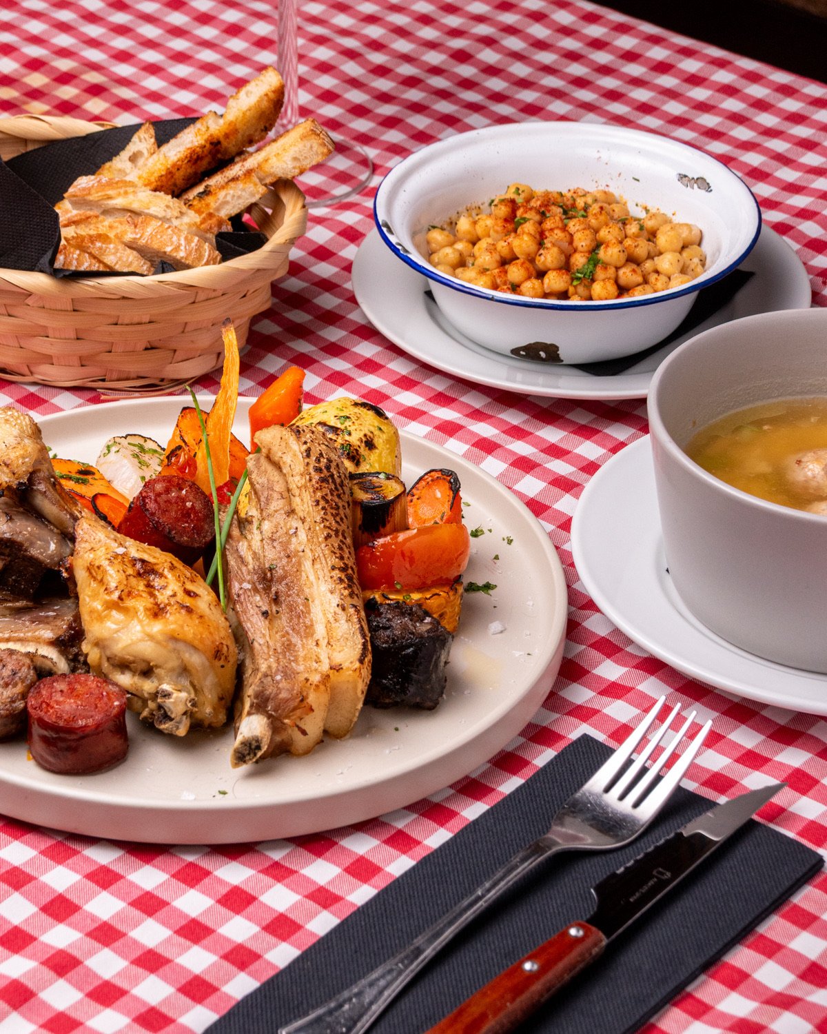 Plato de pollo con chorizo y verduras — fotografía profesional