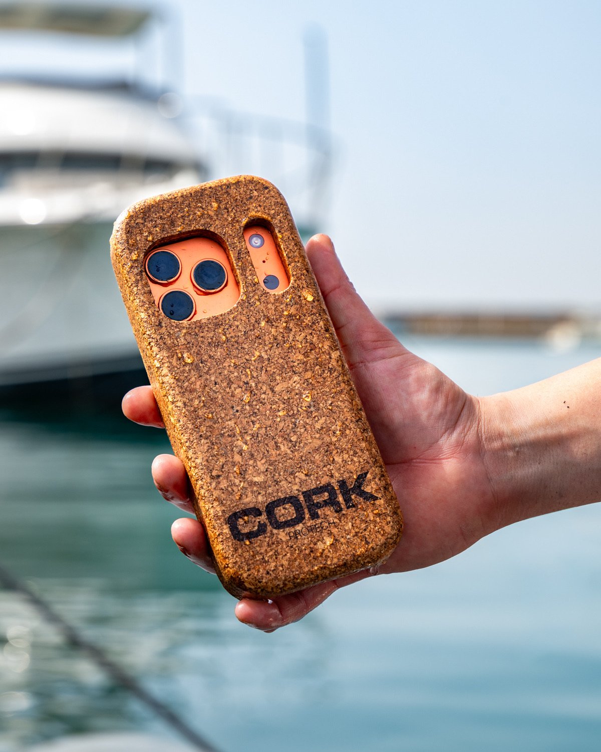 Funda CORK con yates al fondo — fotografía profesional